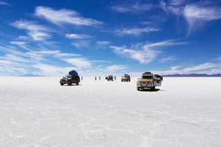 Des véhicules 4x4 sur les salines d’Amérique du Sud