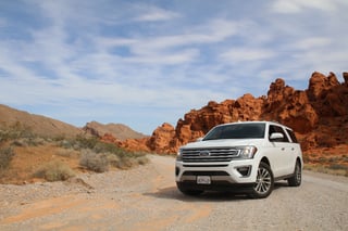 SUV sur une route désertique