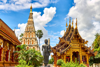 Des temples et statues asiatiques dans un environnement tropical
