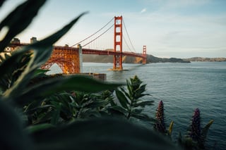 Le pont du Golden Gate par temps clair et mer calme